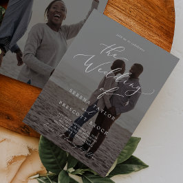 繊細なカリグラフィー ダーク フォトオーバーレイ ウェディング 招待状