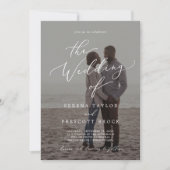 繊細なカリグラフィー ダーク フォトオーバーレイ ウェディング 招待状 (正面)
