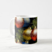 繊細なクリスマスボールが美しいデザイン コーヒーマグカップ (正面左)