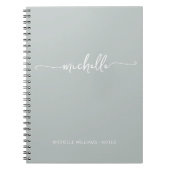 繊細なセージグリーンのガーリーなモノグラムスクリプト ノートブック (正面)