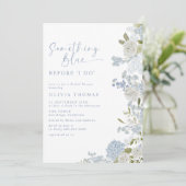 繊細なソフトサムシングブルー フラワーブライダルシャワー 招待状 (スタンド正面)