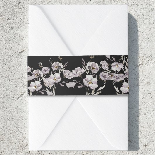 繊細なダスティパープルの花の水彩画 ブラック 招待状ベリーバンド