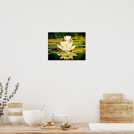 繊細なパステルイエローと白のユリ ポスター (キッチン)