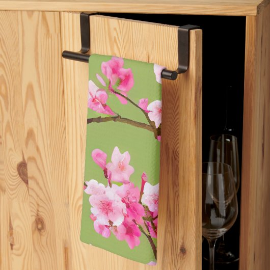 繊細なピンクのさくらんぼがチャートリーズグリーンに咲く キッチンタオル (三つ折り)