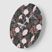 繊細なピンクのカーネーションとグリーン離れフローラ ラージ壁時計 (傾斜)