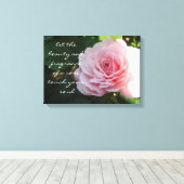 繊細なピンクのバラとことわざ キャンバスプリント (インサイチュ (ウッドフロア))
