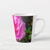繊細なピンクのバラ。 カフェラテマグ (右)