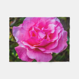 繊細なピンクのバラ。 フリースブランケット