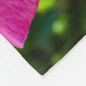 繊細なピンクのバラ。 フリースブランケット (角)