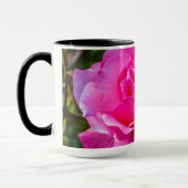 繊細なピンクのバラ。 マグカップ (左)
