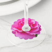 繊細なピンクのバラ。 ワイングラスタグ (クローズアップ)