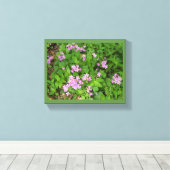 繊細なピンクの春の野花 キャンバスプリント (インサイチュ (ウッドフロア))