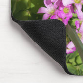 繊細なピンクの春の野花 マウスパッド (コーナー)