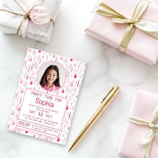 繊細なピンクの模様の誕生日 招待状