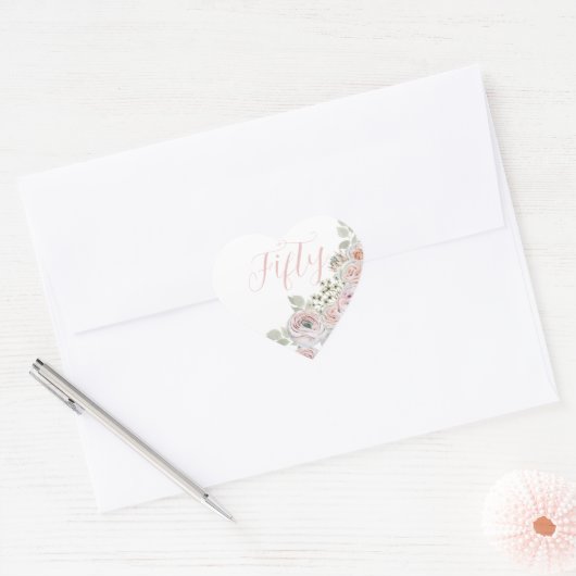 繊細なピンクの水色の花"50"誕生日 ハートシール (封筒)