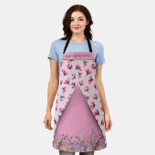 繊細なピンクの花園エプロン エプロン (着用した状態)
