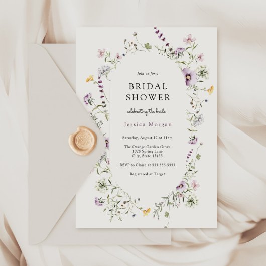 繊細なラベンダーイエローワイルドフラワーブライダルシャワー 招待状