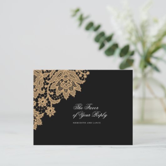 繊細なレースコーナーブラックと金ゴールド結婚の返信 インビテーションポストカード (スタンド正面)