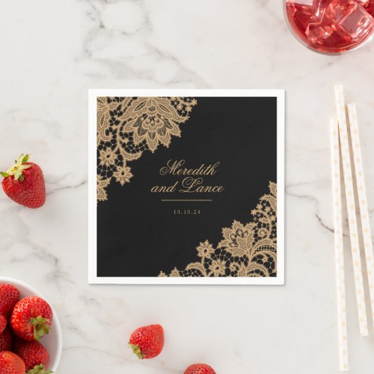 繊細なレースブラックと金ゴールド結婚スクリプト スタンダードカクテルナプキン (インサイチュ)