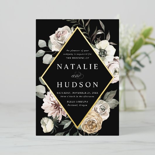 繊細な冬のフローラフレームブラック結婚ズ 箔招待状 (立ち正面)