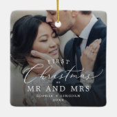 繊細な初めてのクリスマスミスター・アンド・ミセス・ダークフォト セラミックオーナメント (裏面)