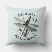 繊細な忍耐力 – ドラゴン芸術的フライ クッション (正面)