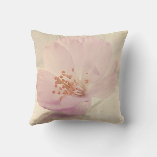 繊細な柔らかいピンクのさくらんぼ花 クッション (裏面)