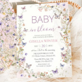 繊細な柔らかい野生の花の蝶のベビーで開花 招待状