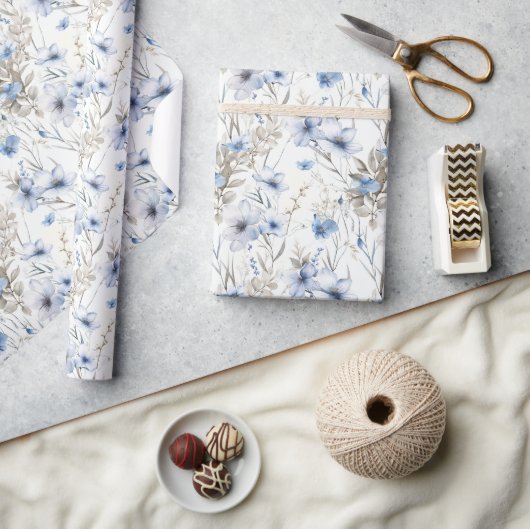 繊細な水彩植物模様 – ソフトブルー ラッピングペーパー (クラフト)