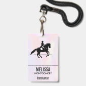 繊細な水彩画の背景に佇む優雅なドレッサージュライダー バッジ (正面（ネックストラップ付）)