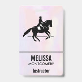 繊細な水彩画の背景に佇む優雅なドレッサージュライダー バッジ (裏面)