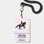 繊細な水彩画の背景に佇む優雅なドレッサージュライダー バッジ (裏面（ネックストラップ付）)