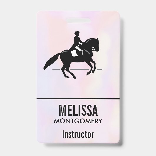 繊細な水彩画の背景に佇む優雅なドレッサージュライダー バッジ (正面)