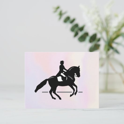 繊細な水彩画の背景に佇む優雅な馬術競技の騎手 ポストカード (スタンド正面)