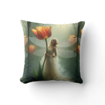 繊細な流れる服を着たリトル・チューリップ・フェアリー