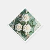 繊細な白いバラと緑離れの花 スタンダードカクテルナプキン (角)
