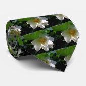 繊細な白い蓮の花で結ぶ ネクタイ (ロール)