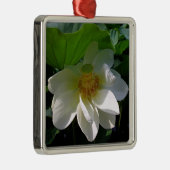 繊細な白い蓮の花を持つオーナメント メタルオーナメント (右)