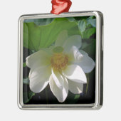 繊細な白い蓮の花を持つオーナメント メタルオーナメント (左)