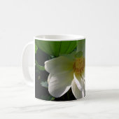 繊細な白い蓮の花を持つマグカップ コーヒーマグカップ (正面左)