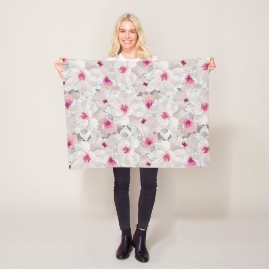 繊細な白とピンクのフローラ フリースブランケット (インサイチュ)