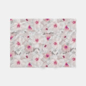 繊細な白とピンクのフローラ フリースブランケット (正面(横))