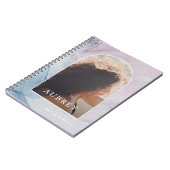 繊細な紫の抽象芸術プリント名とフォトアーチ ノートブック (左側)