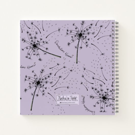 繊細な紫の野生の花 タンポポの優しいキス 花のような ノートブック (裏面)