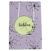 繊細な紫の野生の花 タンポポの優しいキス 花のような ミディアムペーパーバッグ (裏面)