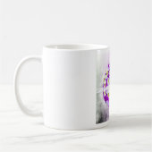 繊細な紫シンプル色の花の模様の球体 コーヒーマグカップ (左)