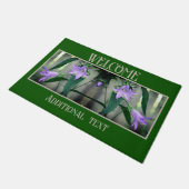 繊細な紫色の花をパーソナライズされた歓迎 ドアマット (アングル)