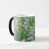 繊細な紫色の野花 モーフィングマグカップ (正面左)