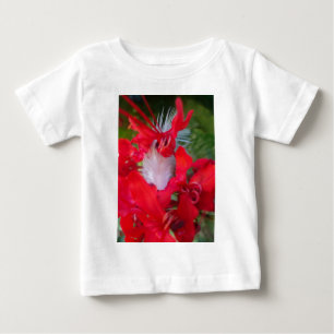 繊細な美しい:白い羽毛の赤い花 ベビーTシャツ