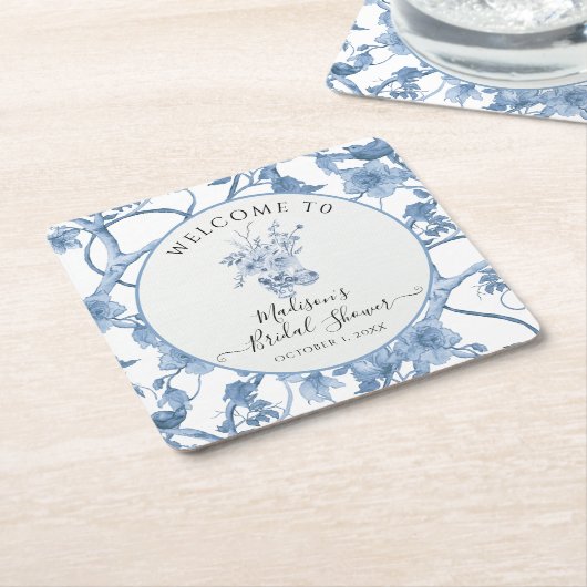 繊細な花柄の青と白のウェディングシャワー スクエアペーパーコースター (アングル)